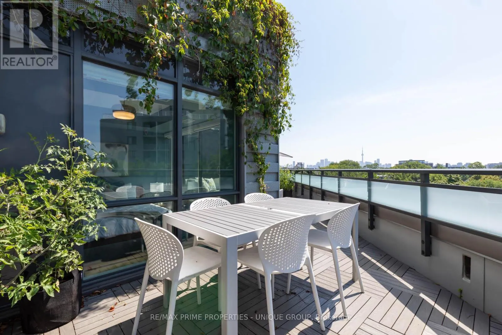 618 - 38 HOWARD PARK AVENUE