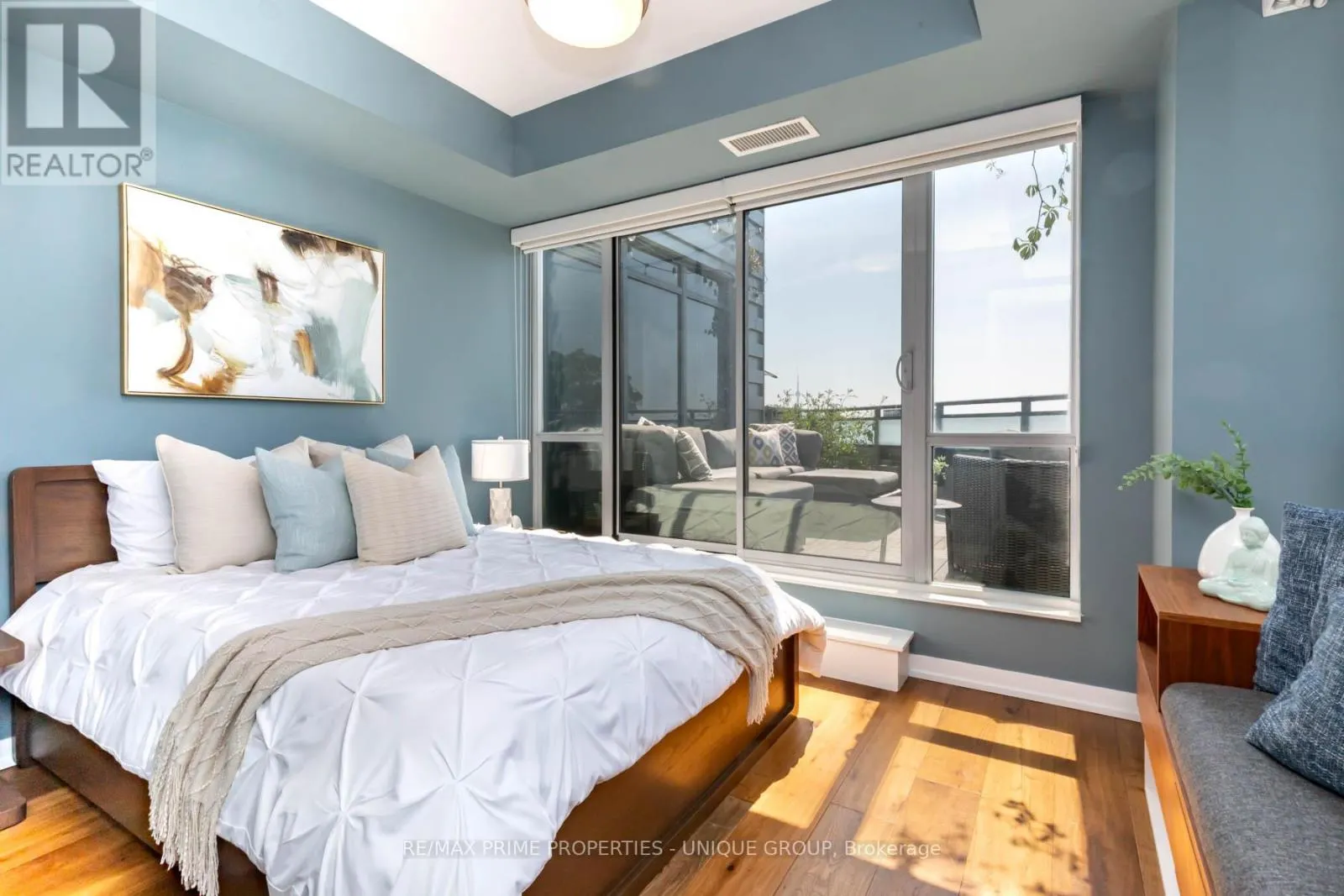 618 - 38 HOWARD PARK AVENUE