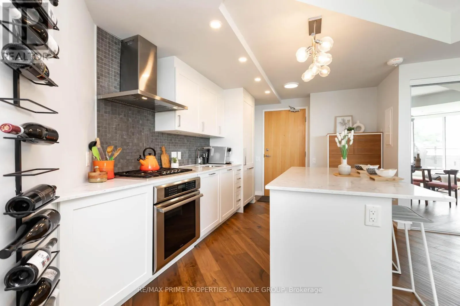 618 - 38 HOWARD PARK AVENUE