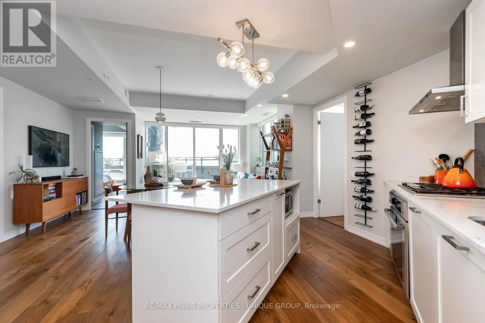 618 - 38 HOWARD PARK AVENUE