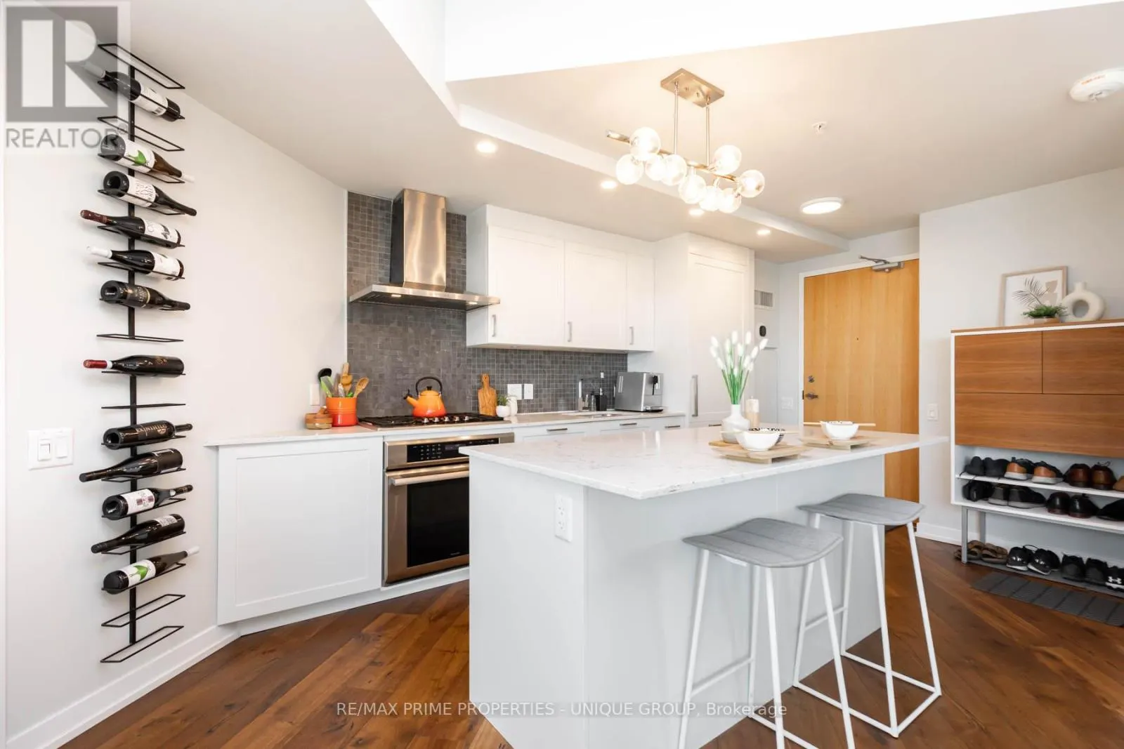 618 - 38 HOWARD PARK AVENUE