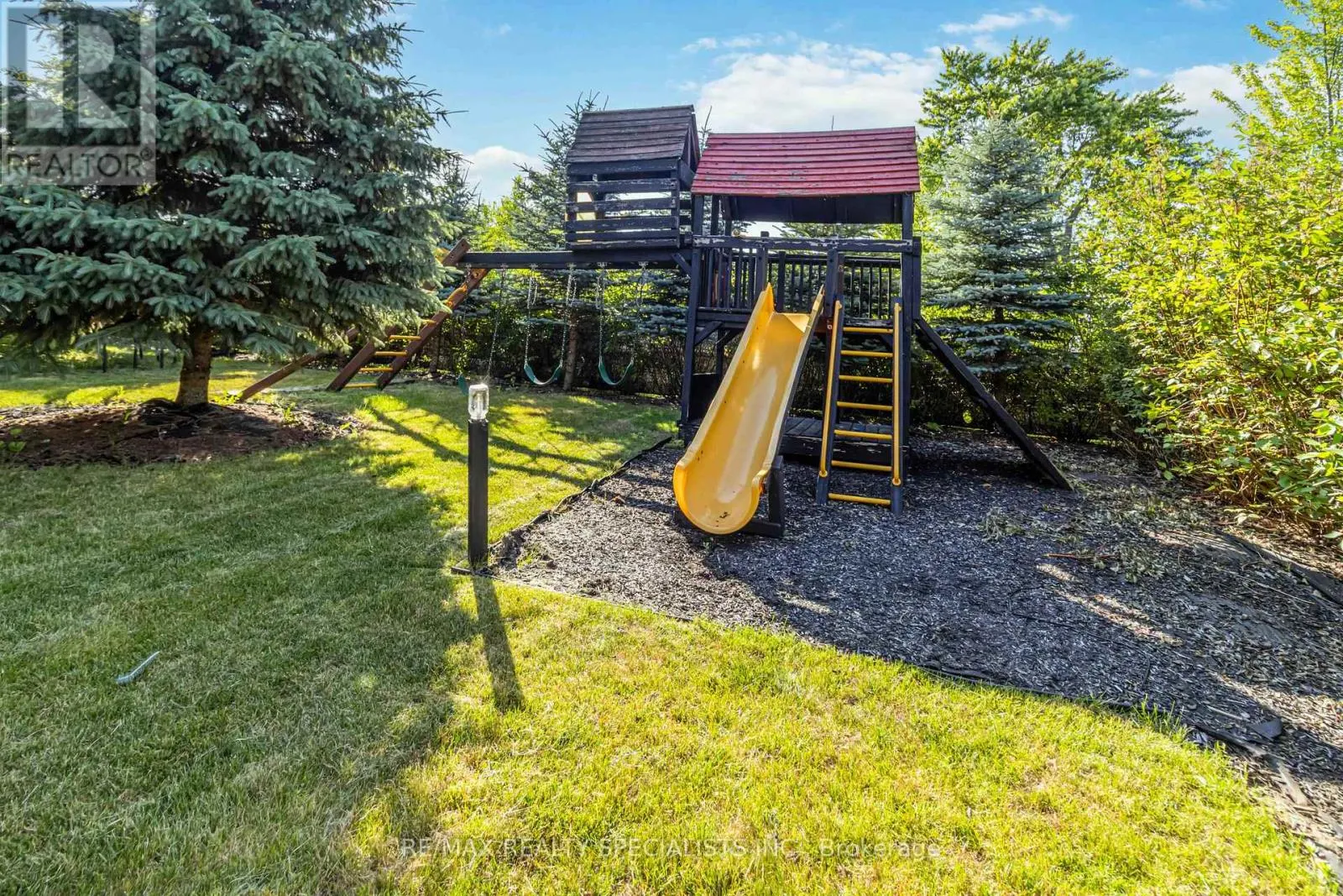 6 HOLDROYD COURT