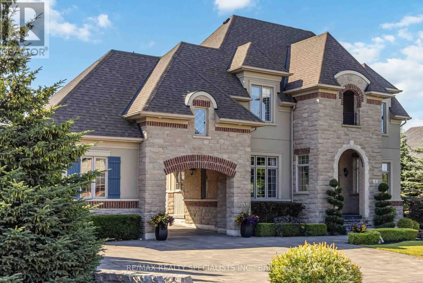 6 HOLDROYD COURT