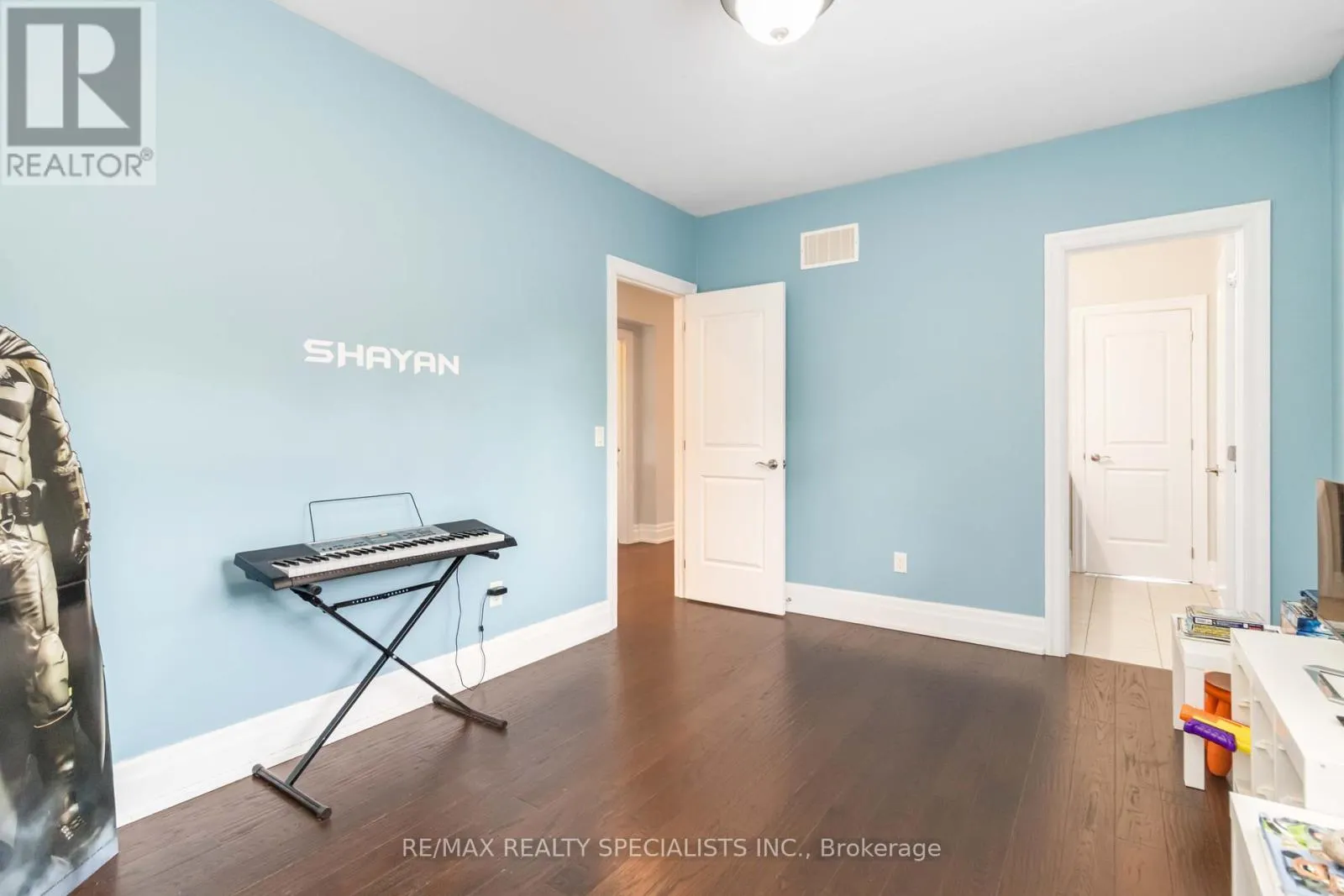 6 HOLDROYD COURT