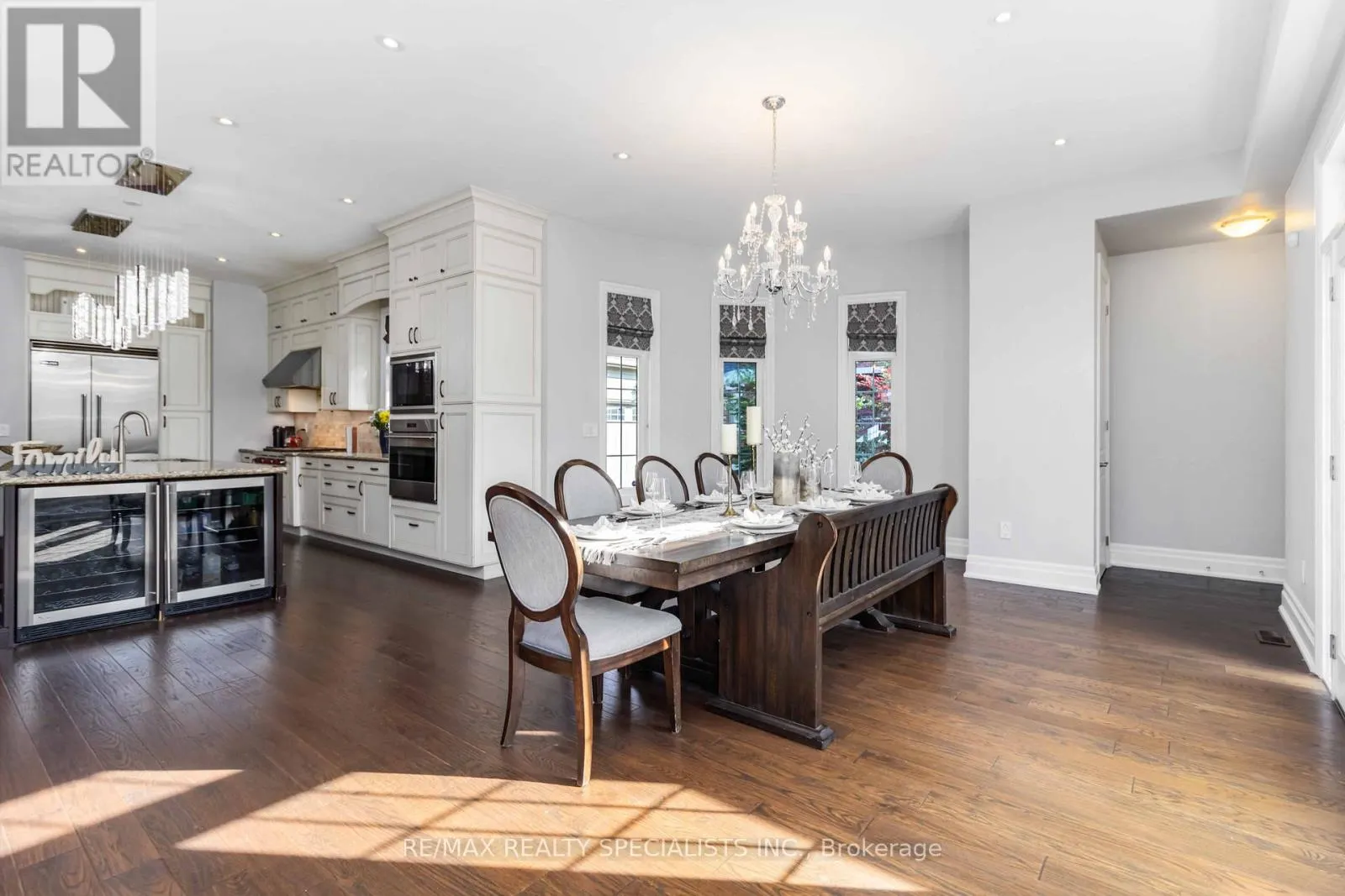 6 HOLDROYD COURT
