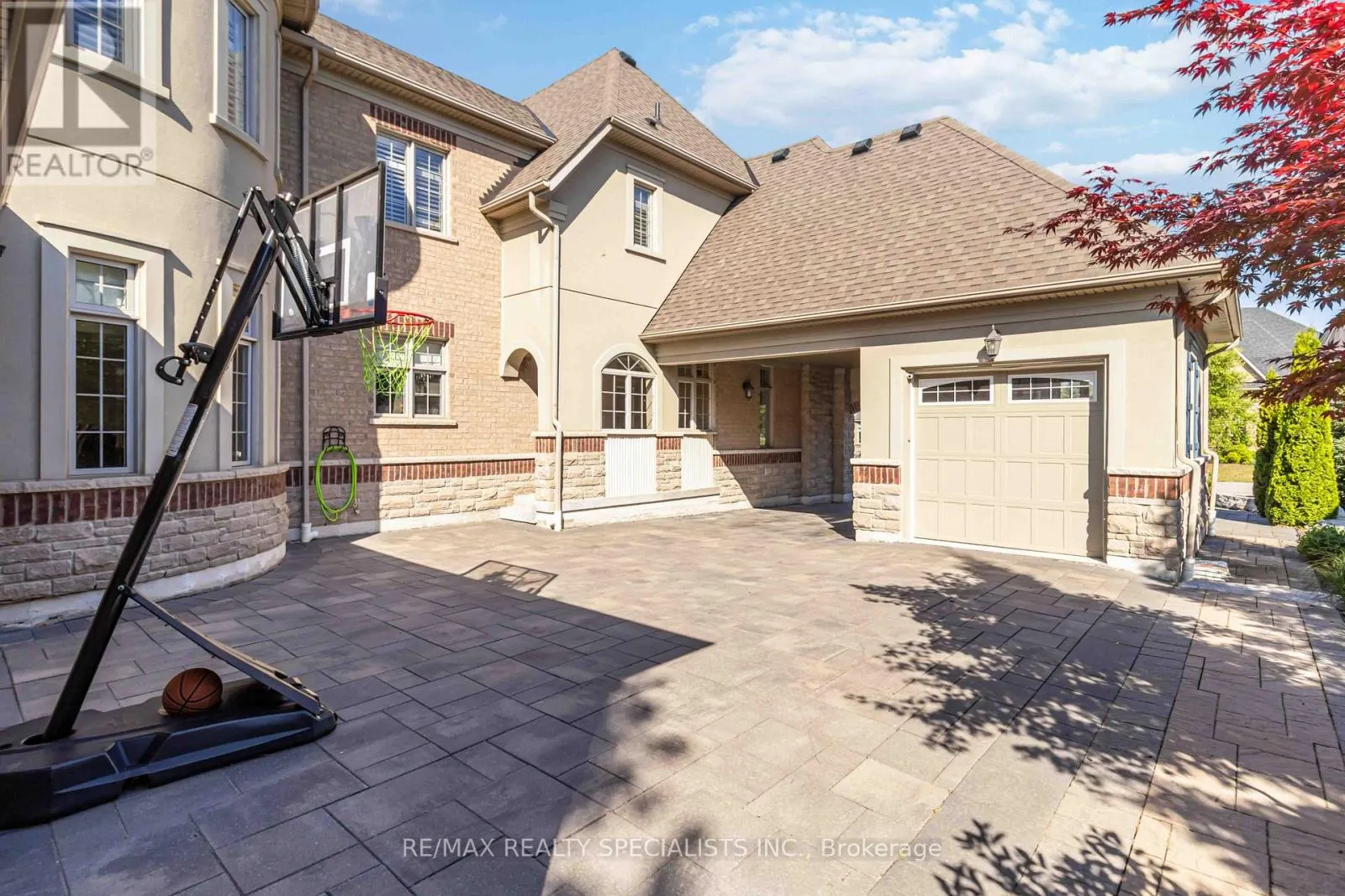 6 HOLDROYD COURT