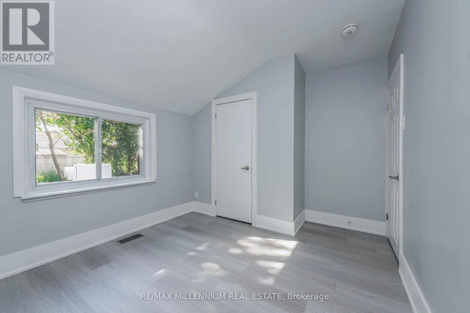 76 RAYLAWN CRESCENT