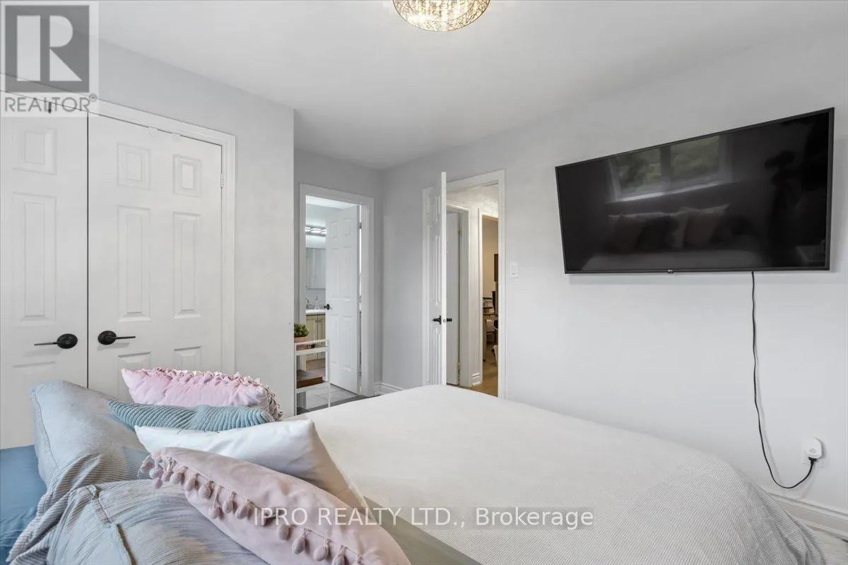 5 CHAPLIN CRESCENT