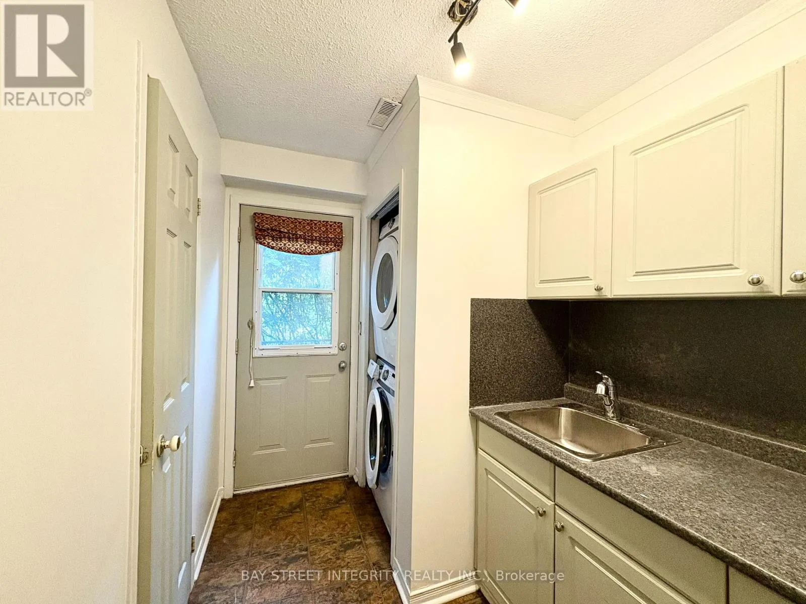 931 DAVID COURT