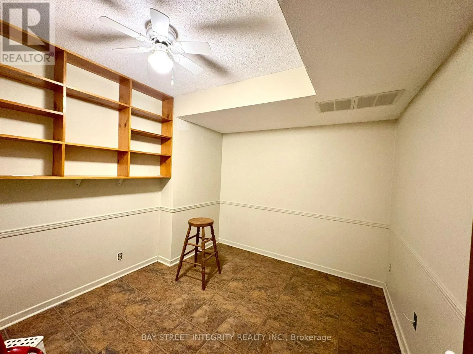 931 DAVID COURT