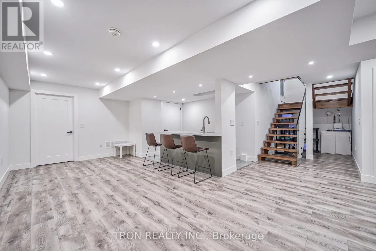 38 UNO DRIVE