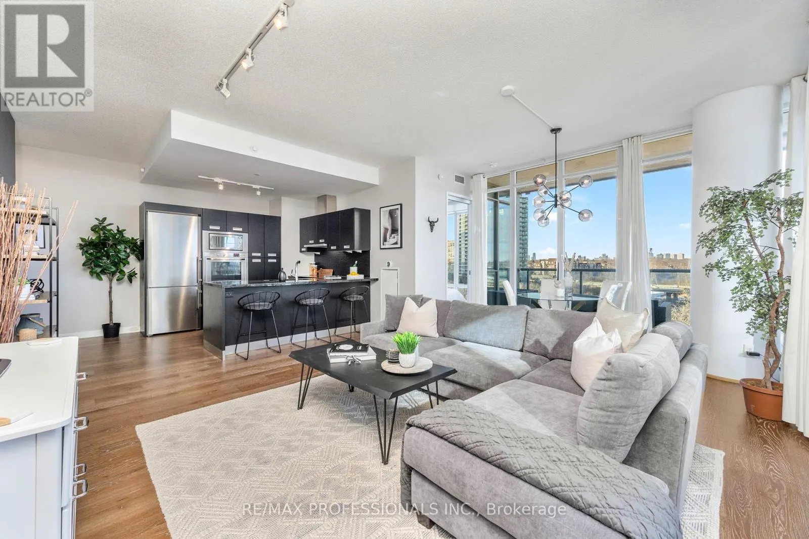 911 - 88 PARK LAWN ROAD