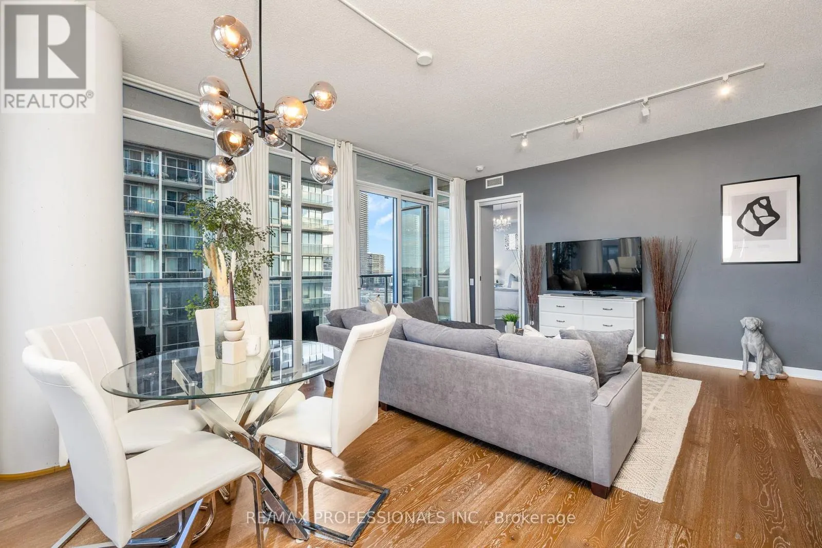911 - 88 PARK LAWN ROAD