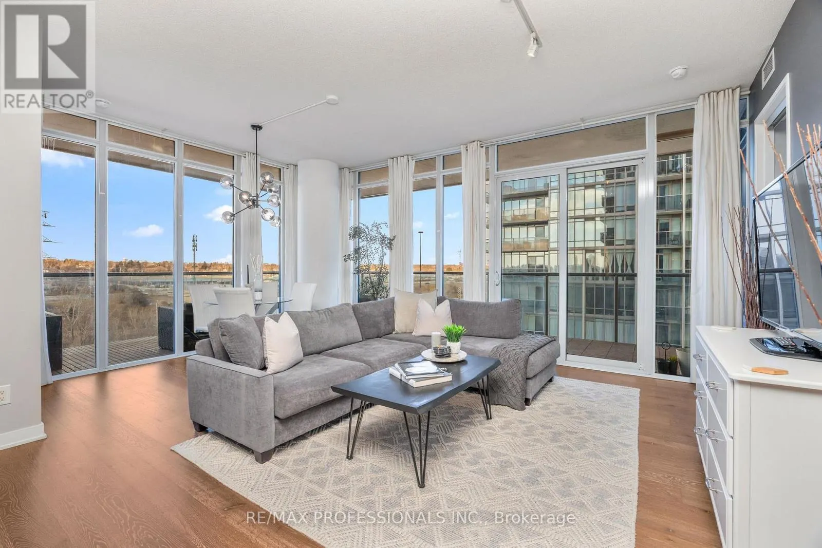 911 - 88 PARK LAWN ROAD