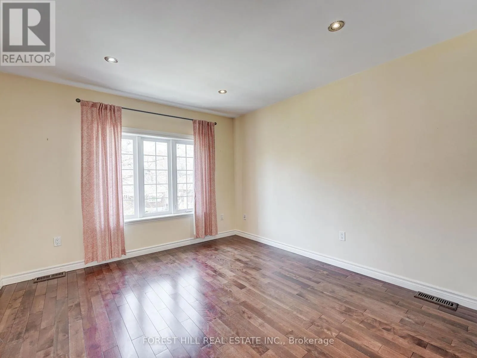 33 ROTHSAY AVENUE E