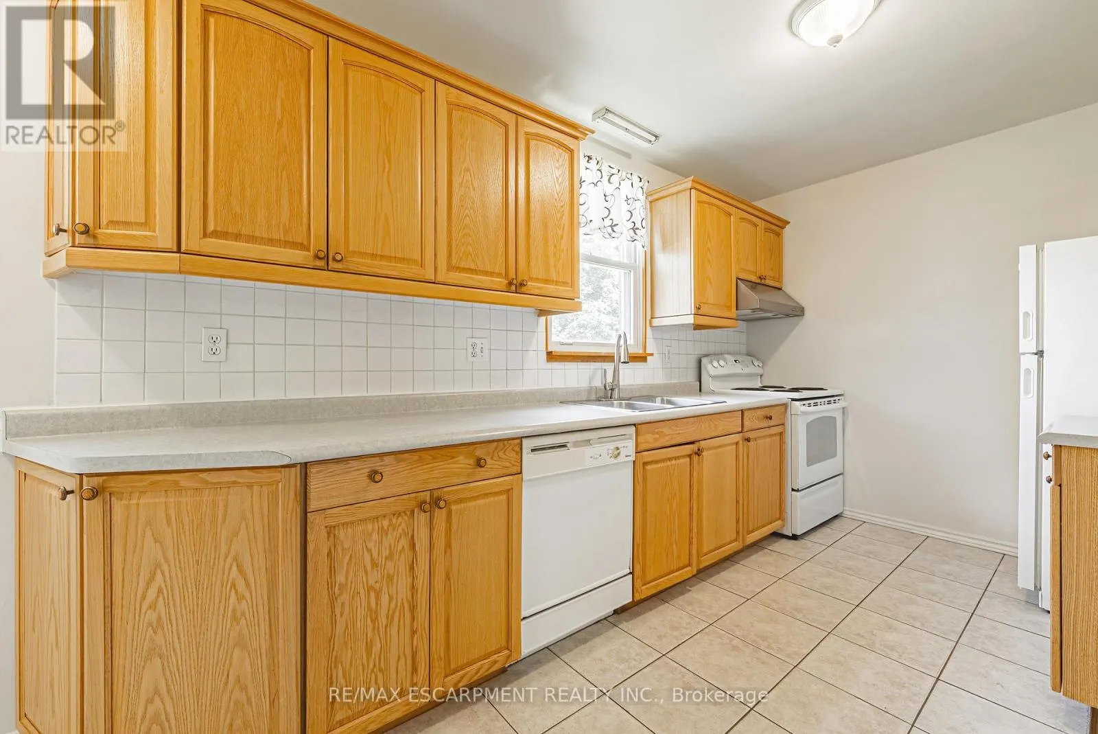 972 KINGSWAY DRIVE