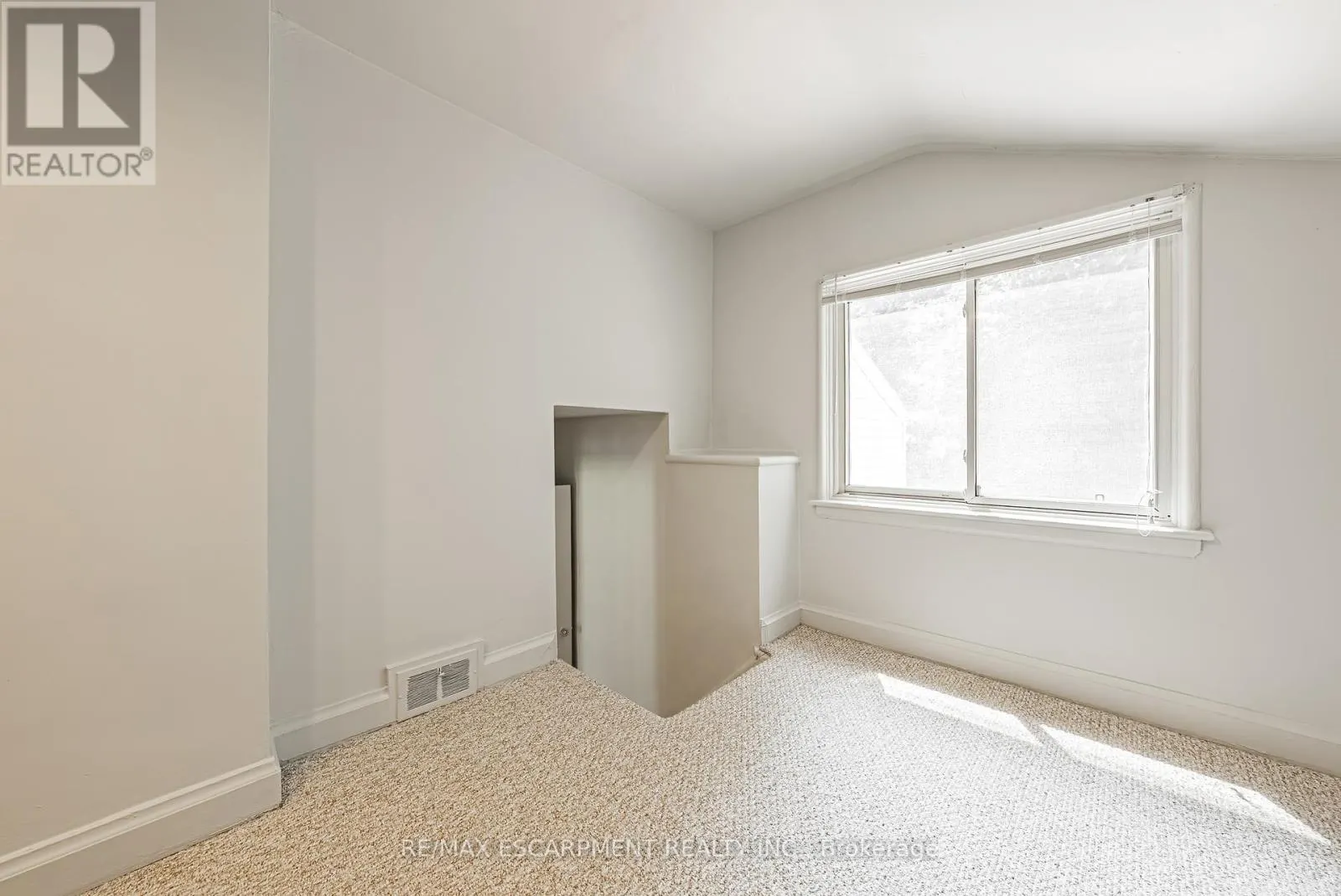 972 KINGSWAY DRIVE