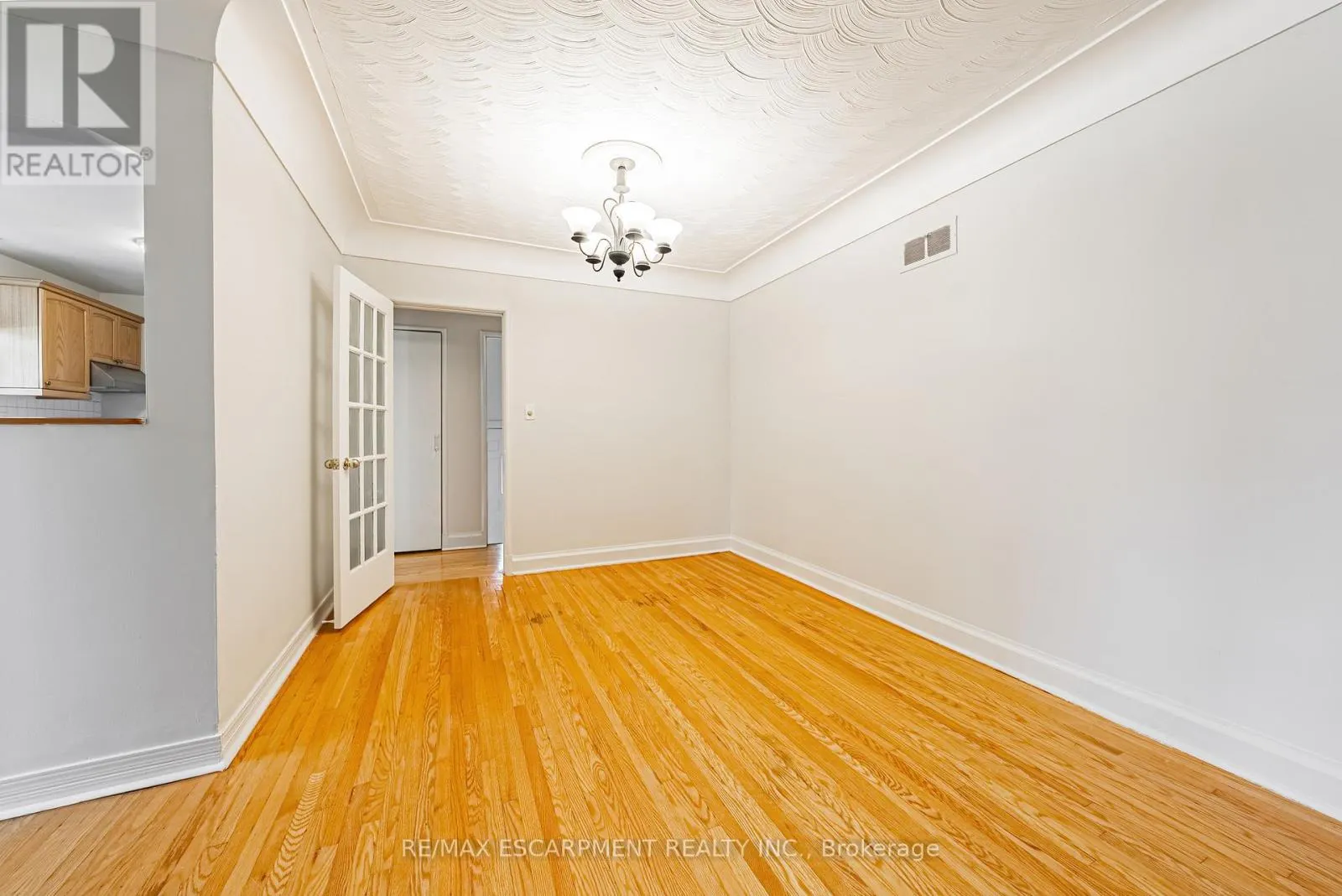 972 KINGSWAY DRIVE
