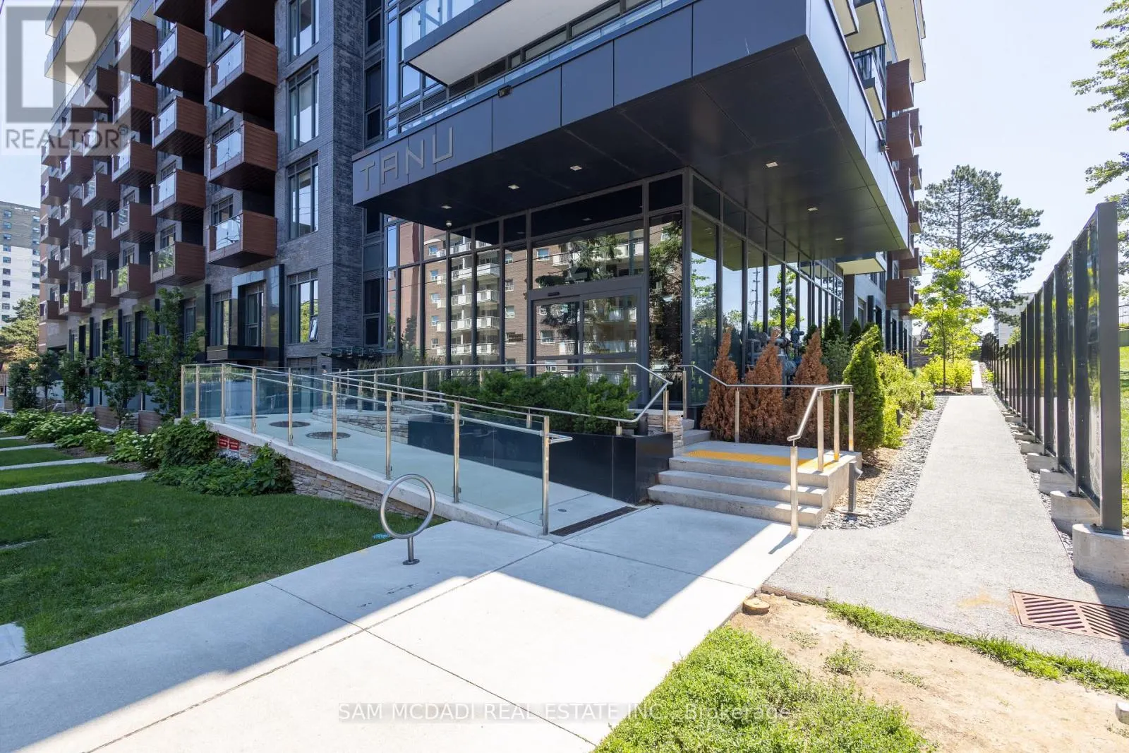 321 - 21 PARK STREET E