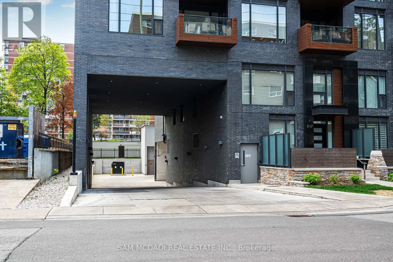 321 - 21 PARK STREET E