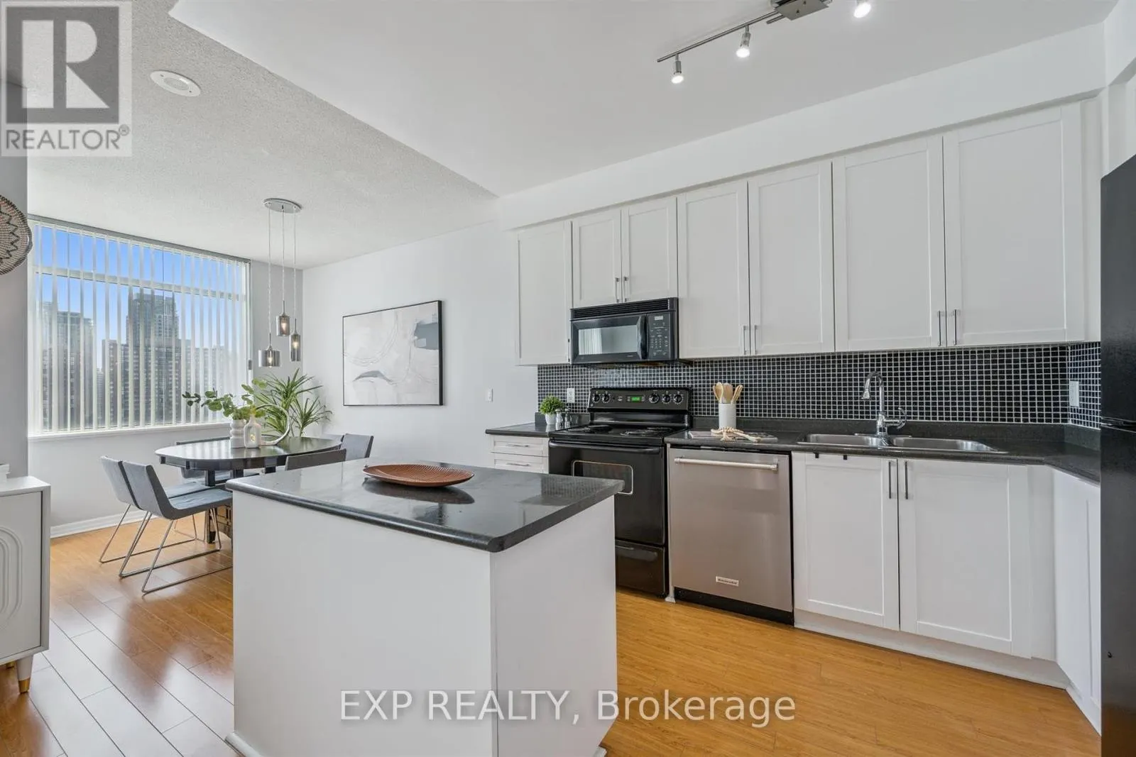 905 - 220 BURNHAMTHORPE ROAD W
