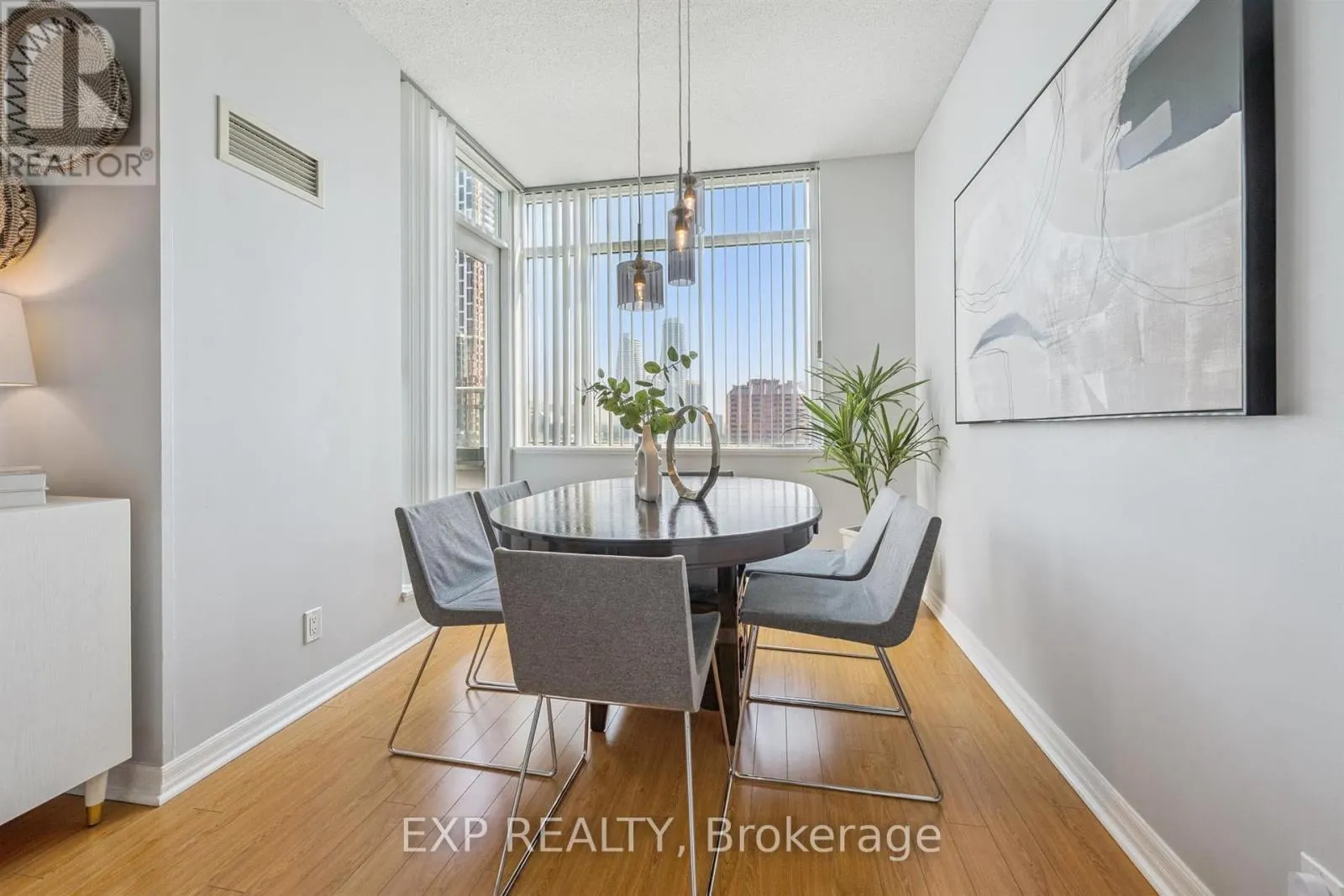 905 - 220 BURNHAMTHORPE ROAD W