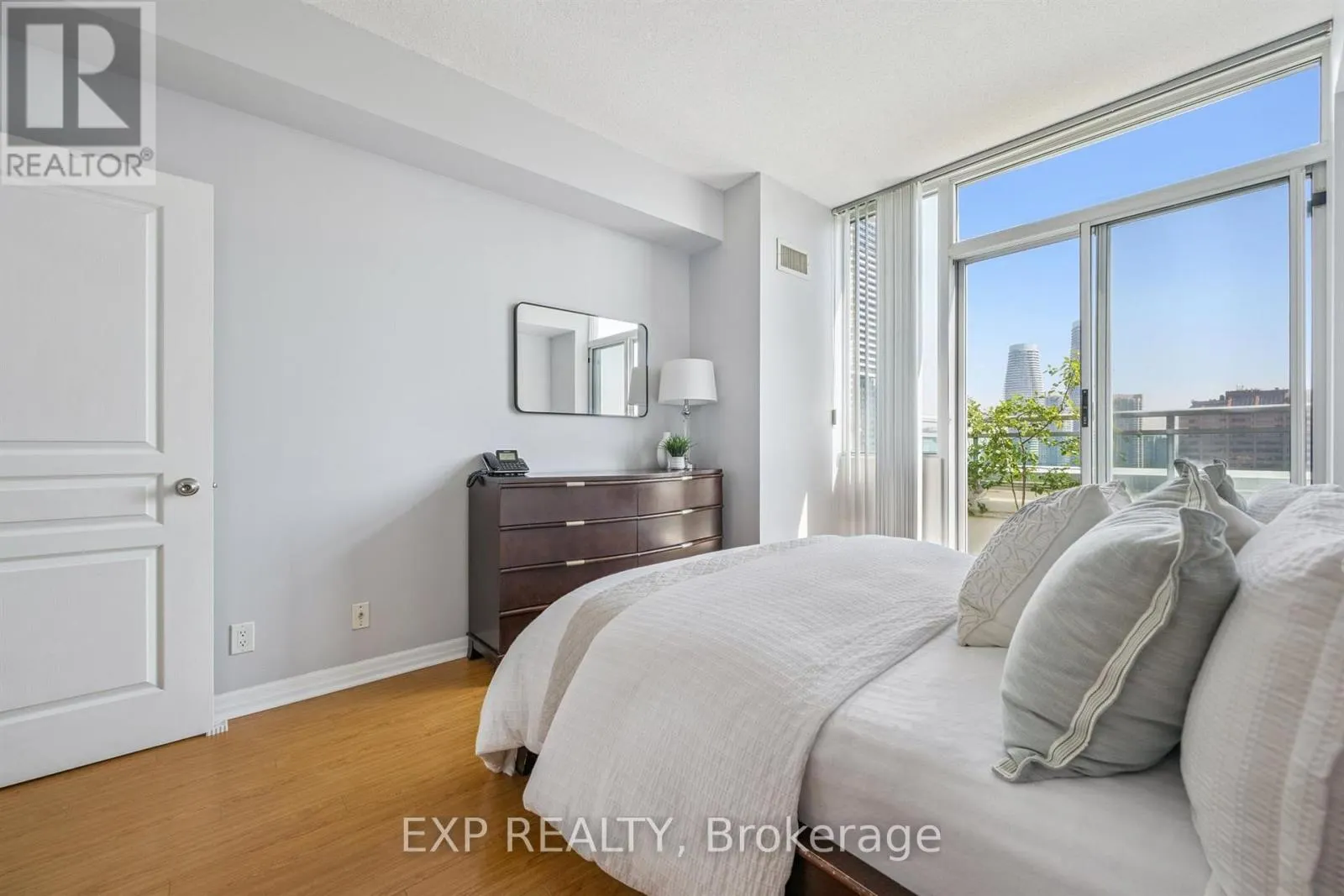 905 - 220 BURNHAMTHORPE ROAD W