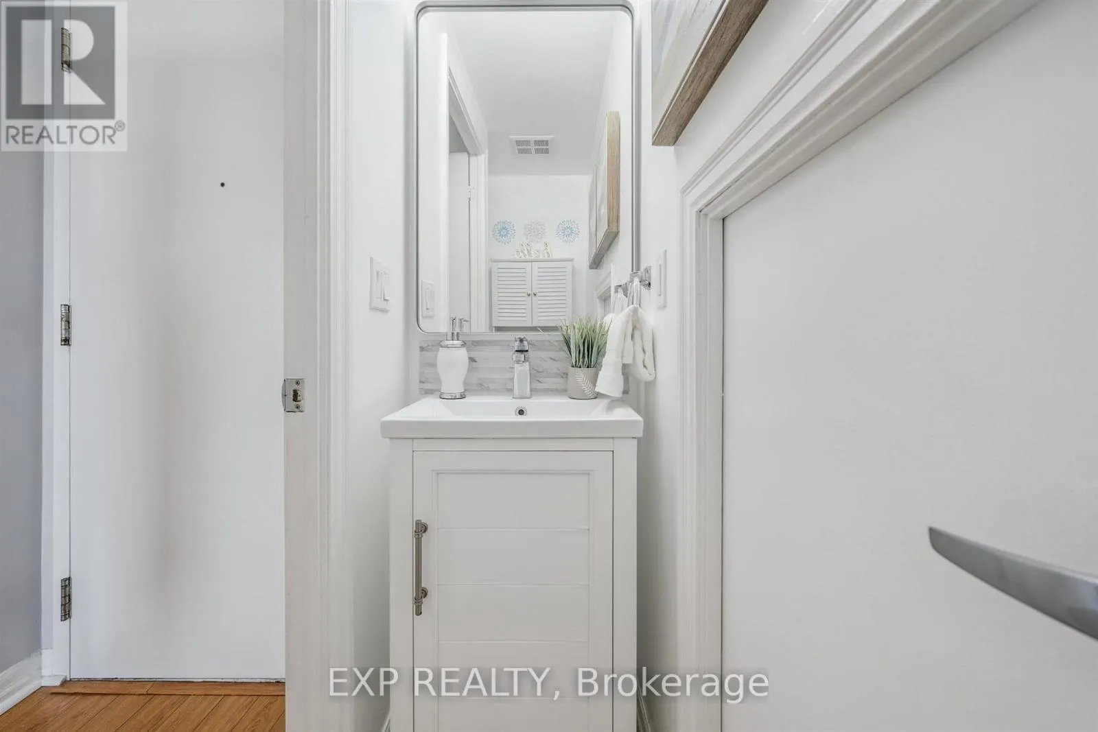 905 - 220 BURNHAMTHORPE ROAD W