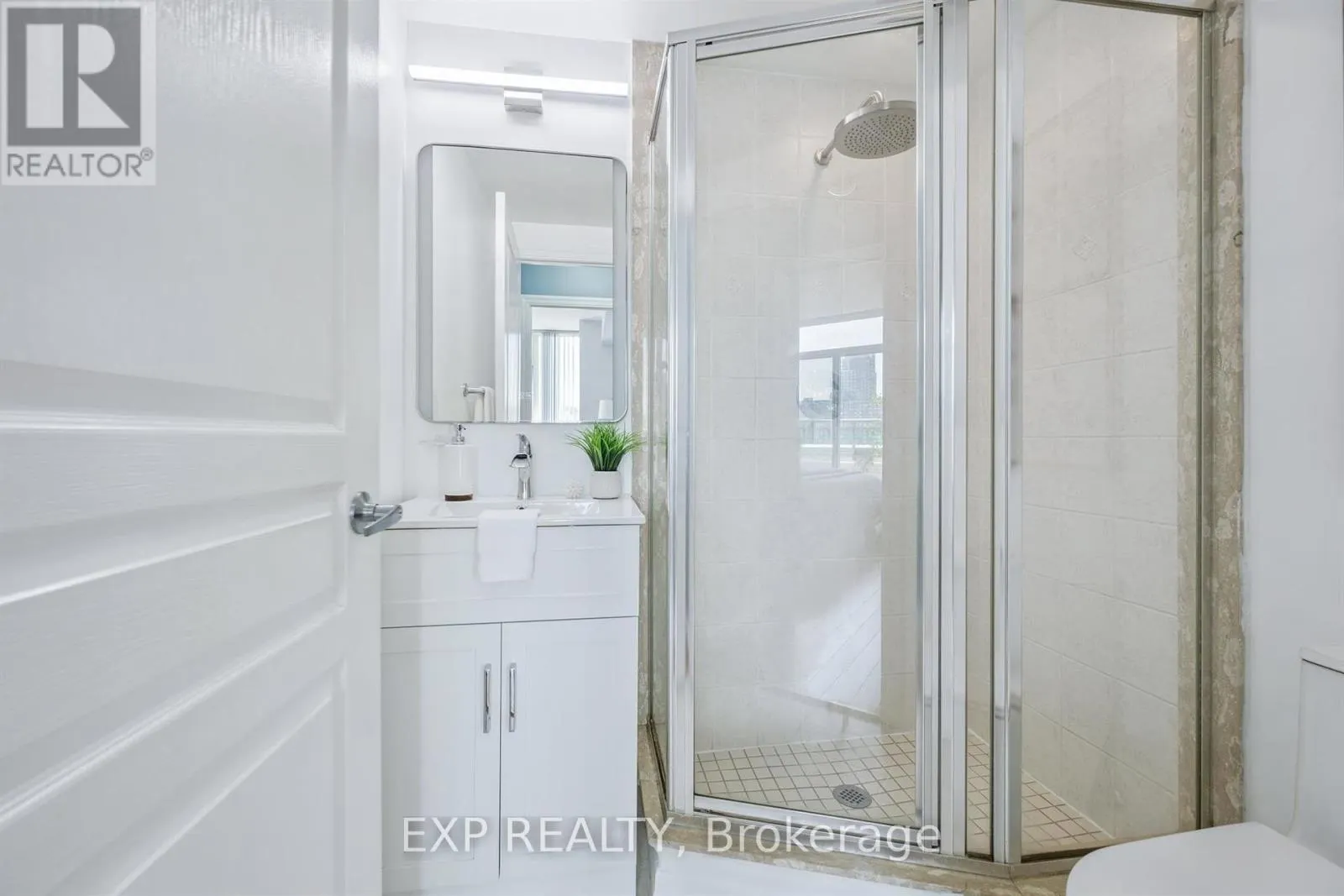 905 - 220 BURNHAMTHORPE ROAD W