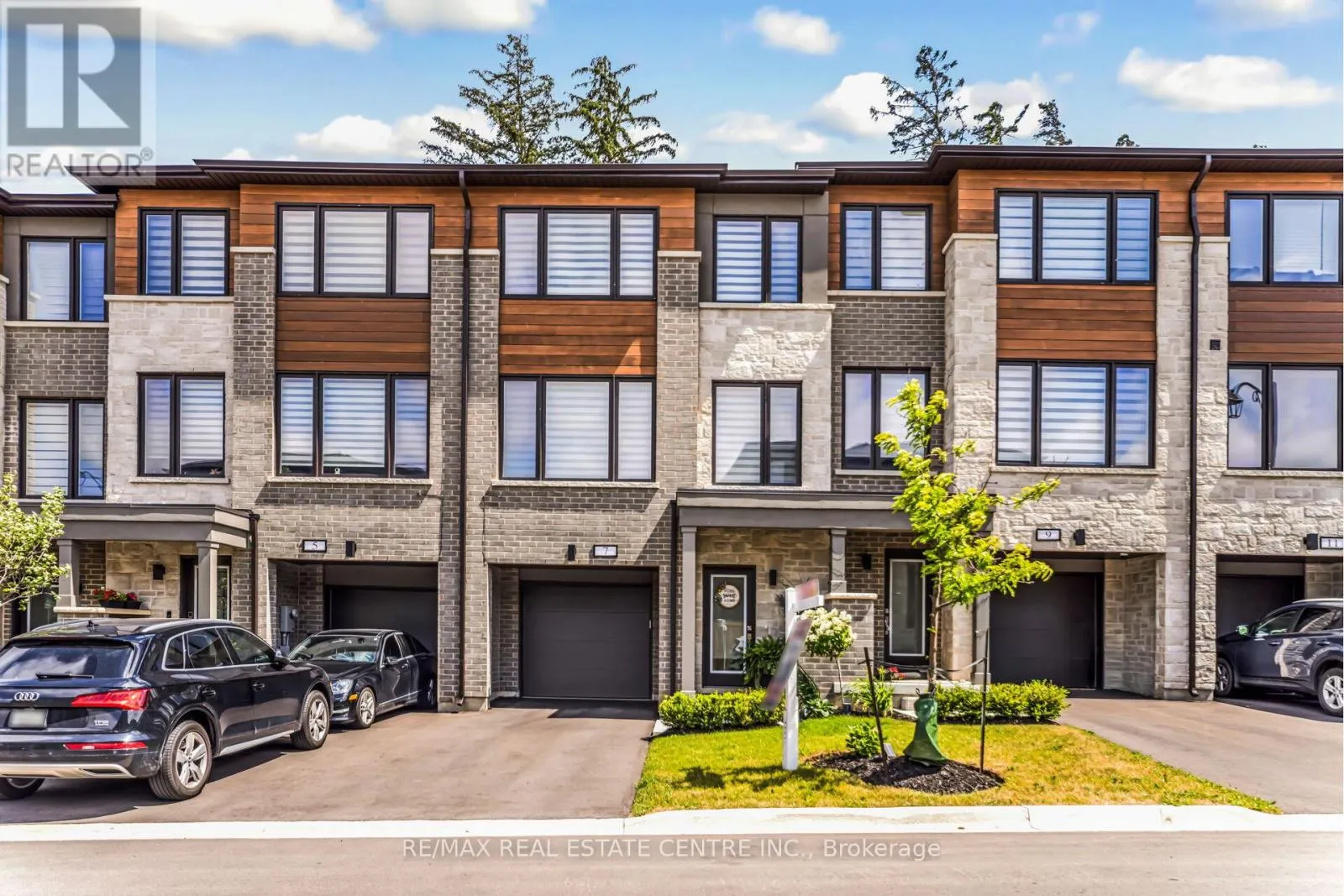 7 BRIAR COURT