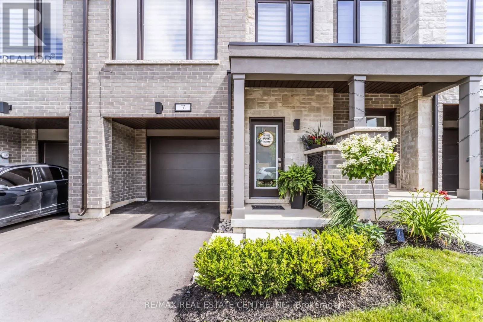 7 BRIAR COURT