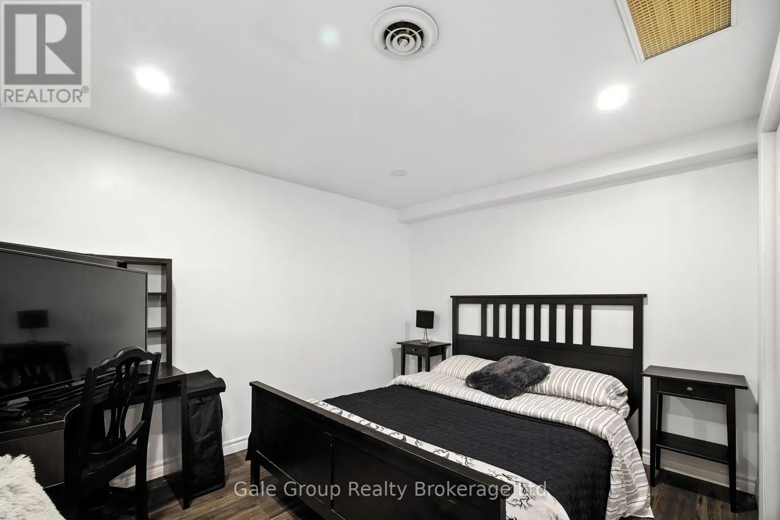 42 MOULTREY CRESCENT