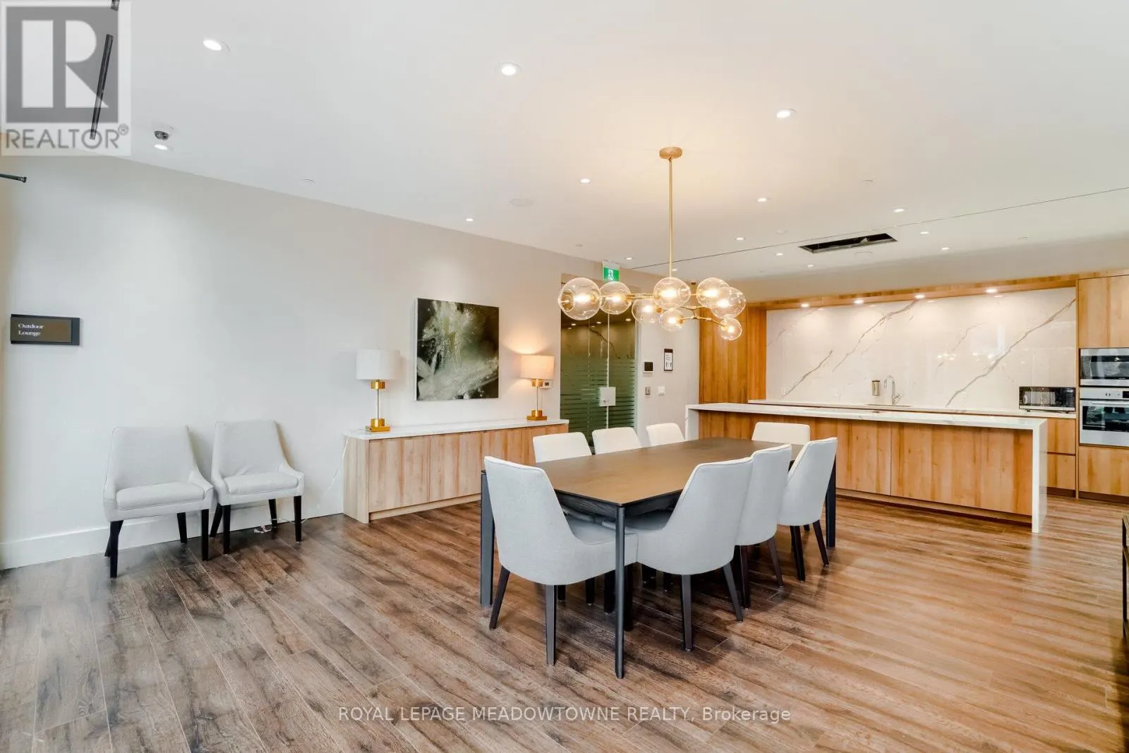 307 - 21 PARK STREET E