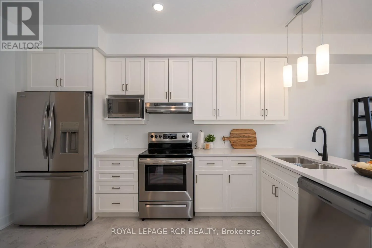 19 - 690 BROADWAY AVENUE