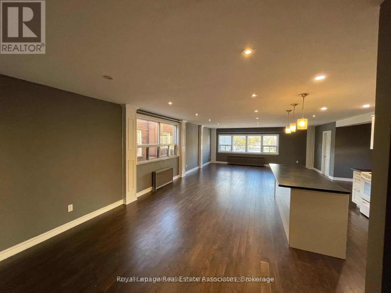 233 LAKESHORE ROAD E