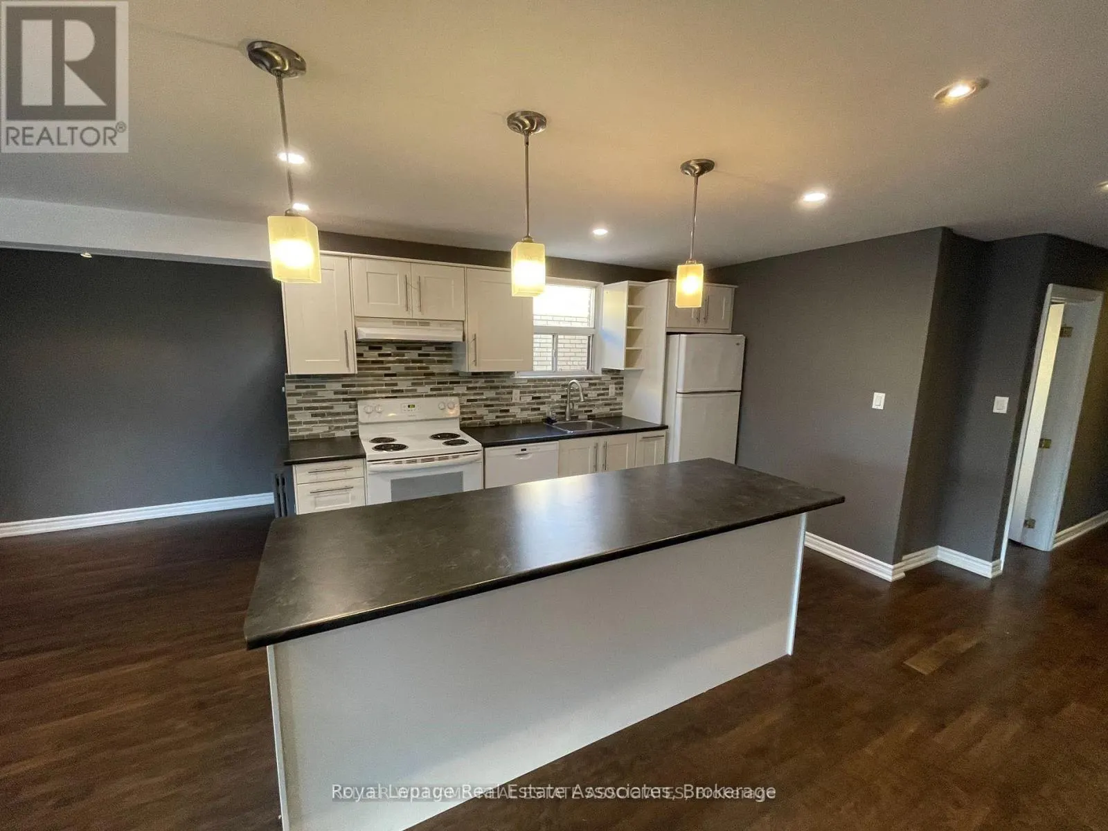 233 LAKESHORE ROAD E