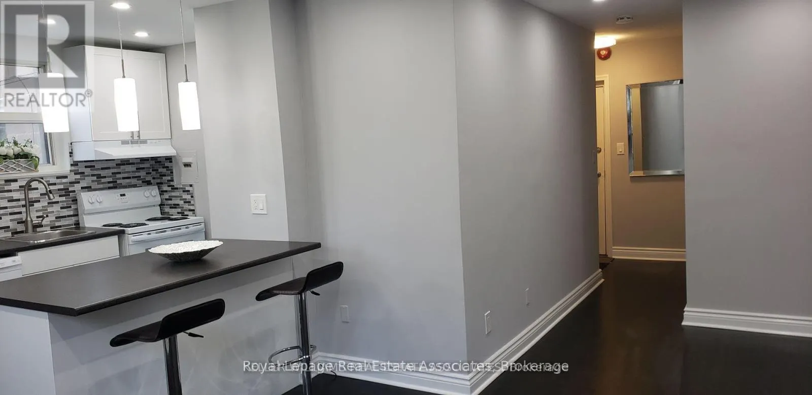233 LAKESHORE ROAD E