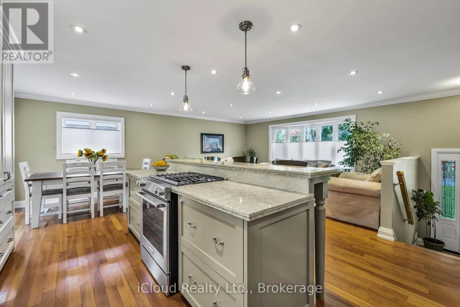 8 GLENFOREST STREET