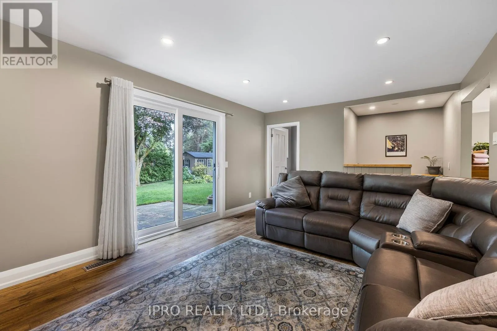 8 GLENFOREST STREET