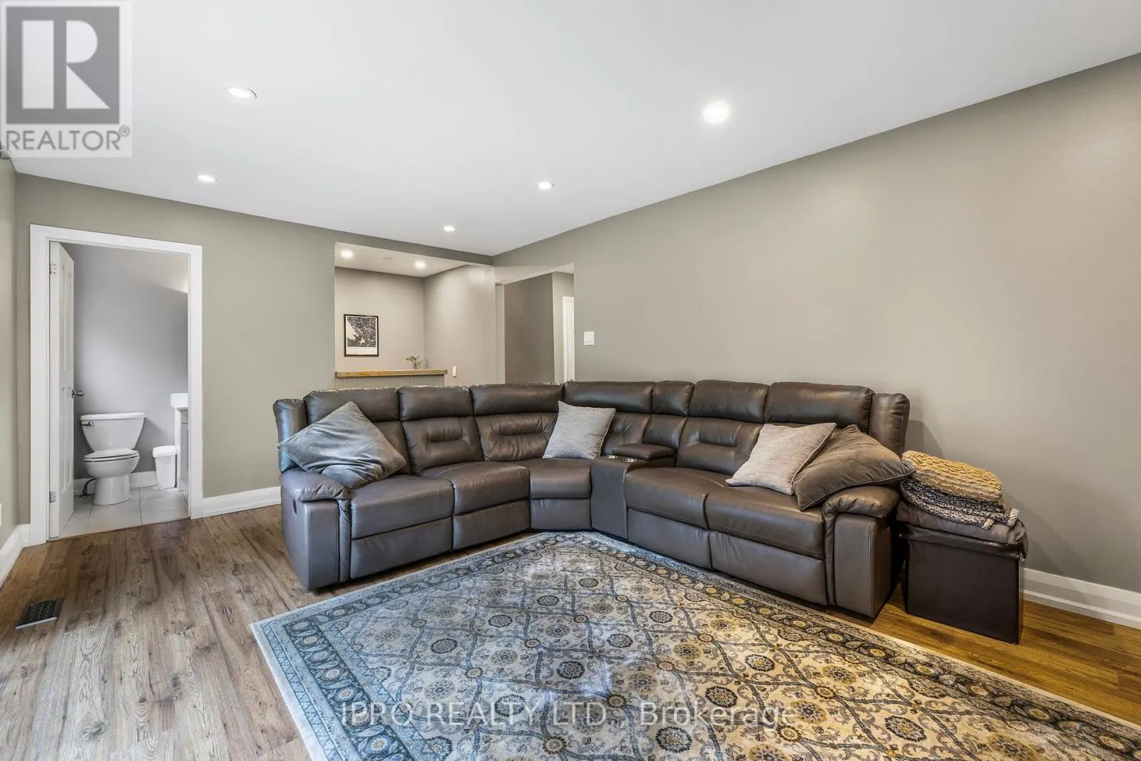 8 GLENFOREST STREET