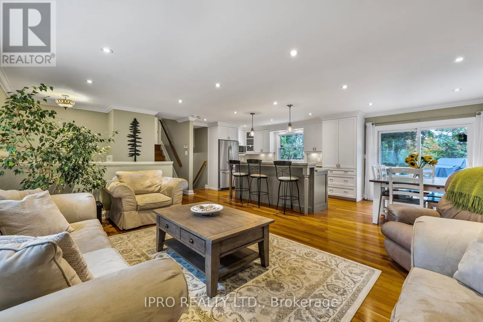 8 GLENFOREST STREET