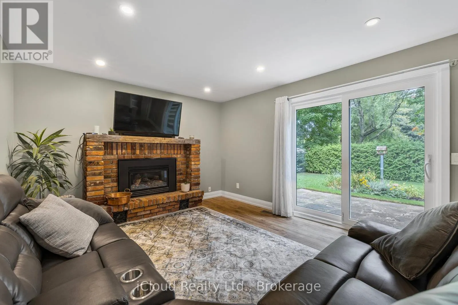 8 GLENFOREST STREET