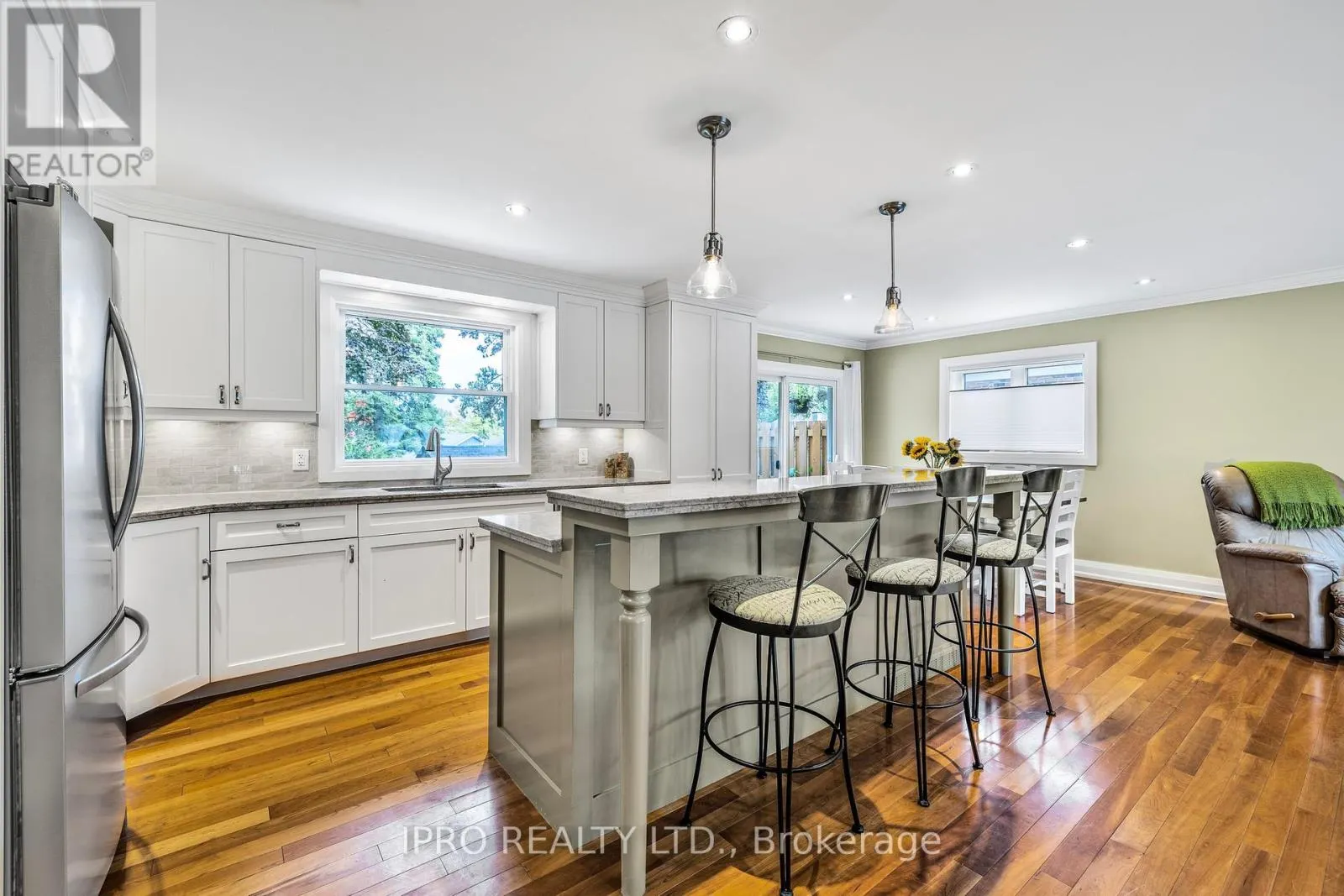 8 GLENFOREST STREET