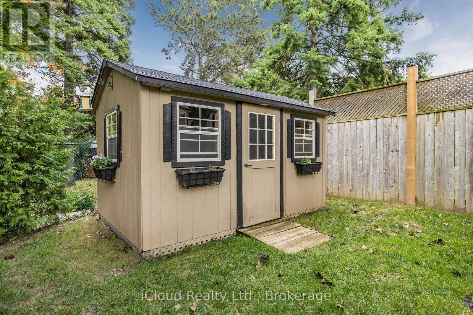 8 GLENFOREST STREET