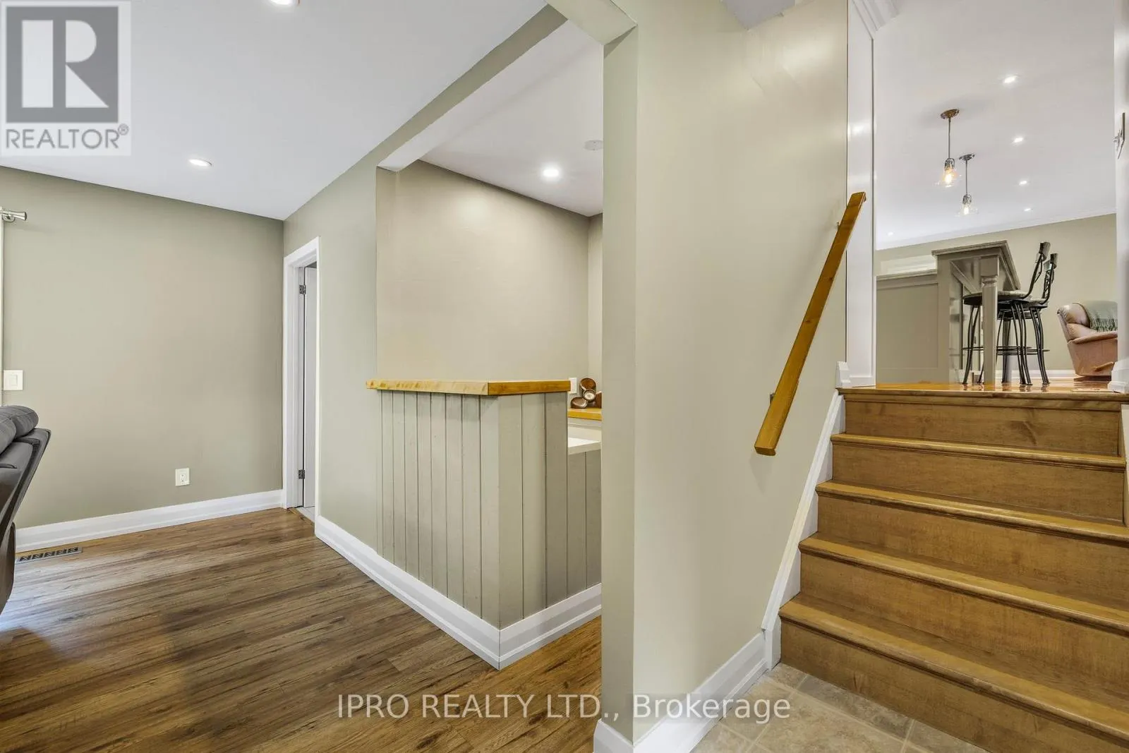 8 GLENFOREST STREET
