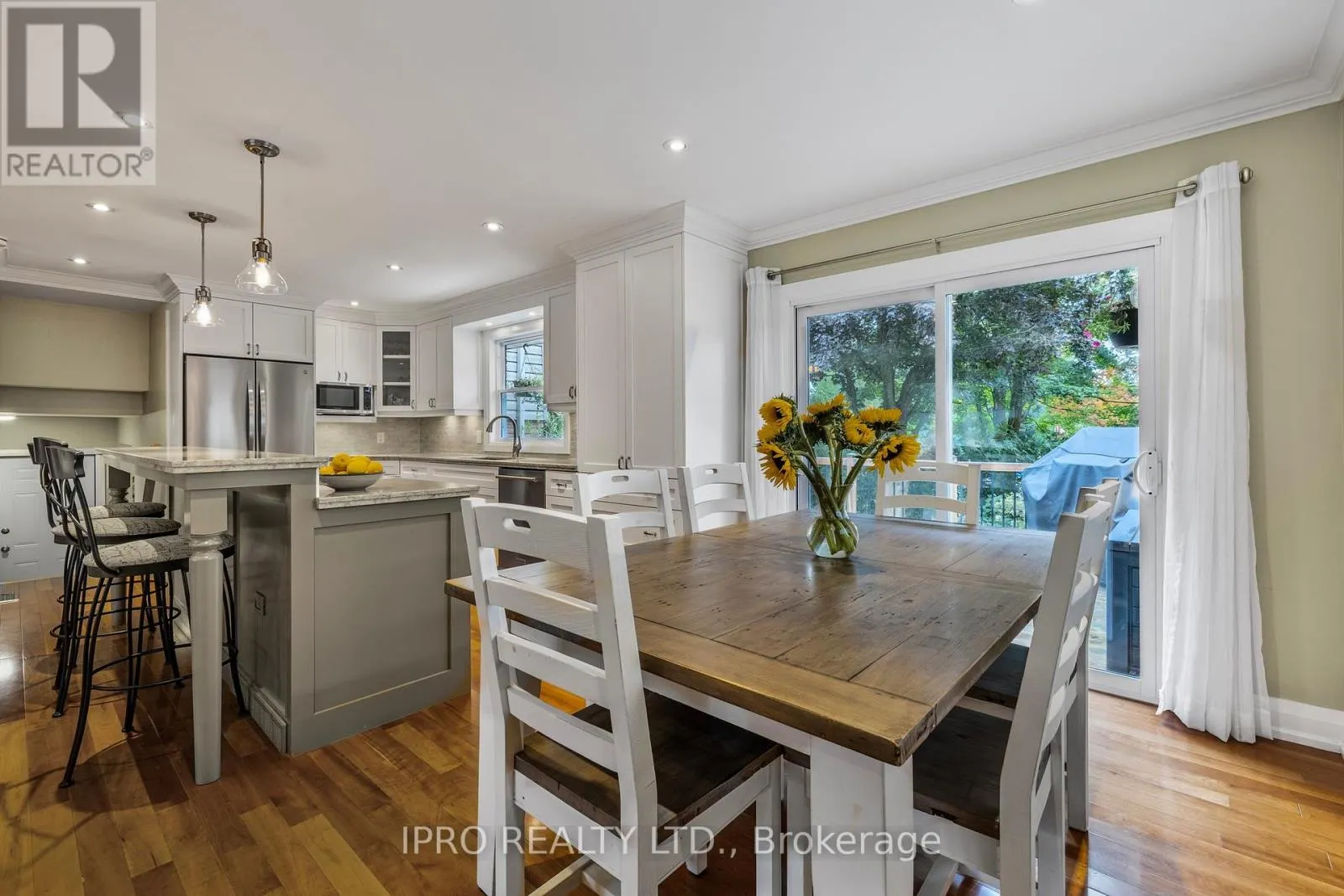 8 GLENFOREST STREET