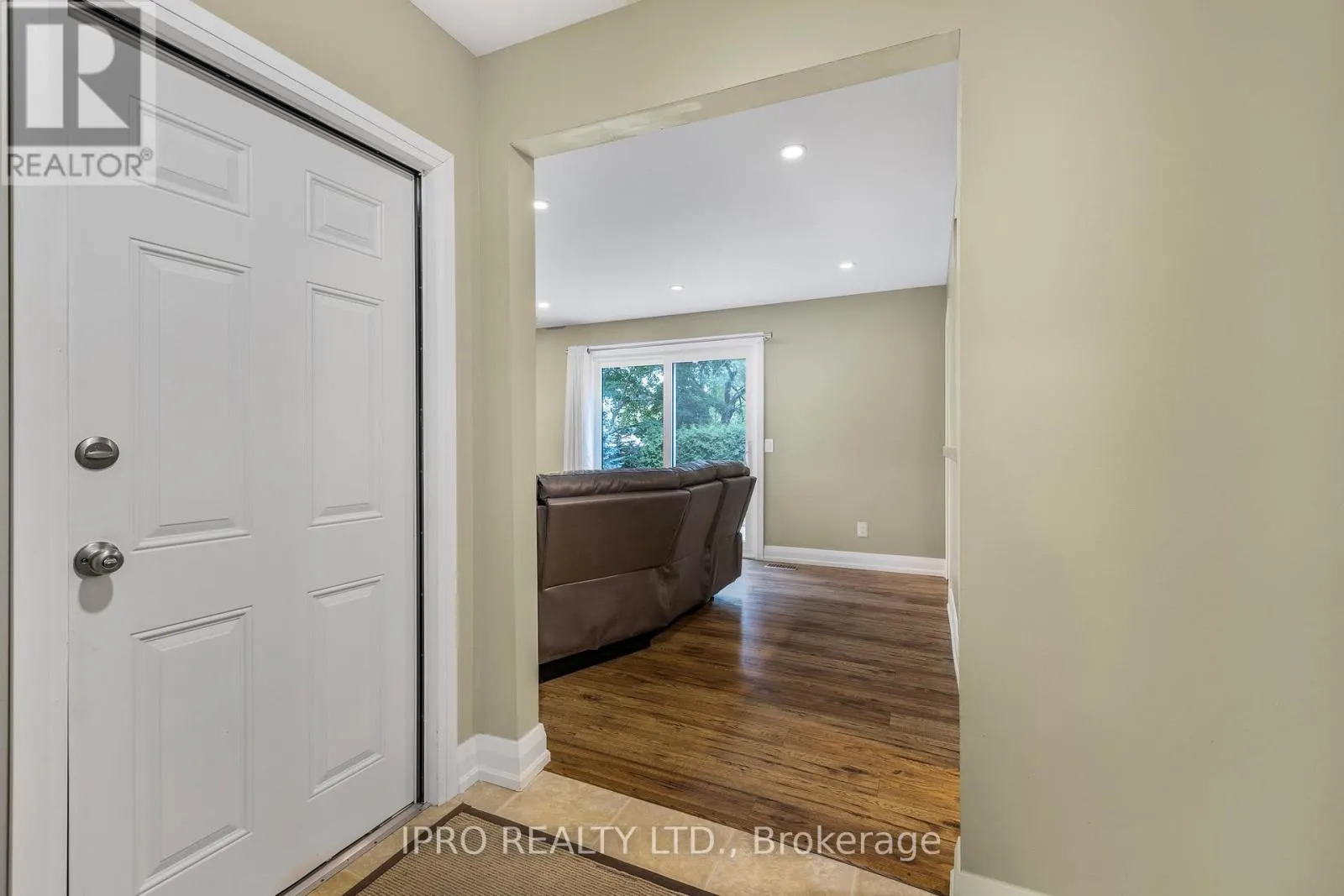 8 GLENFOREST STREET