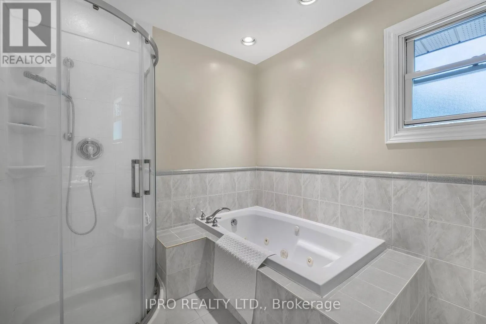 8 GLENFOREST STREET