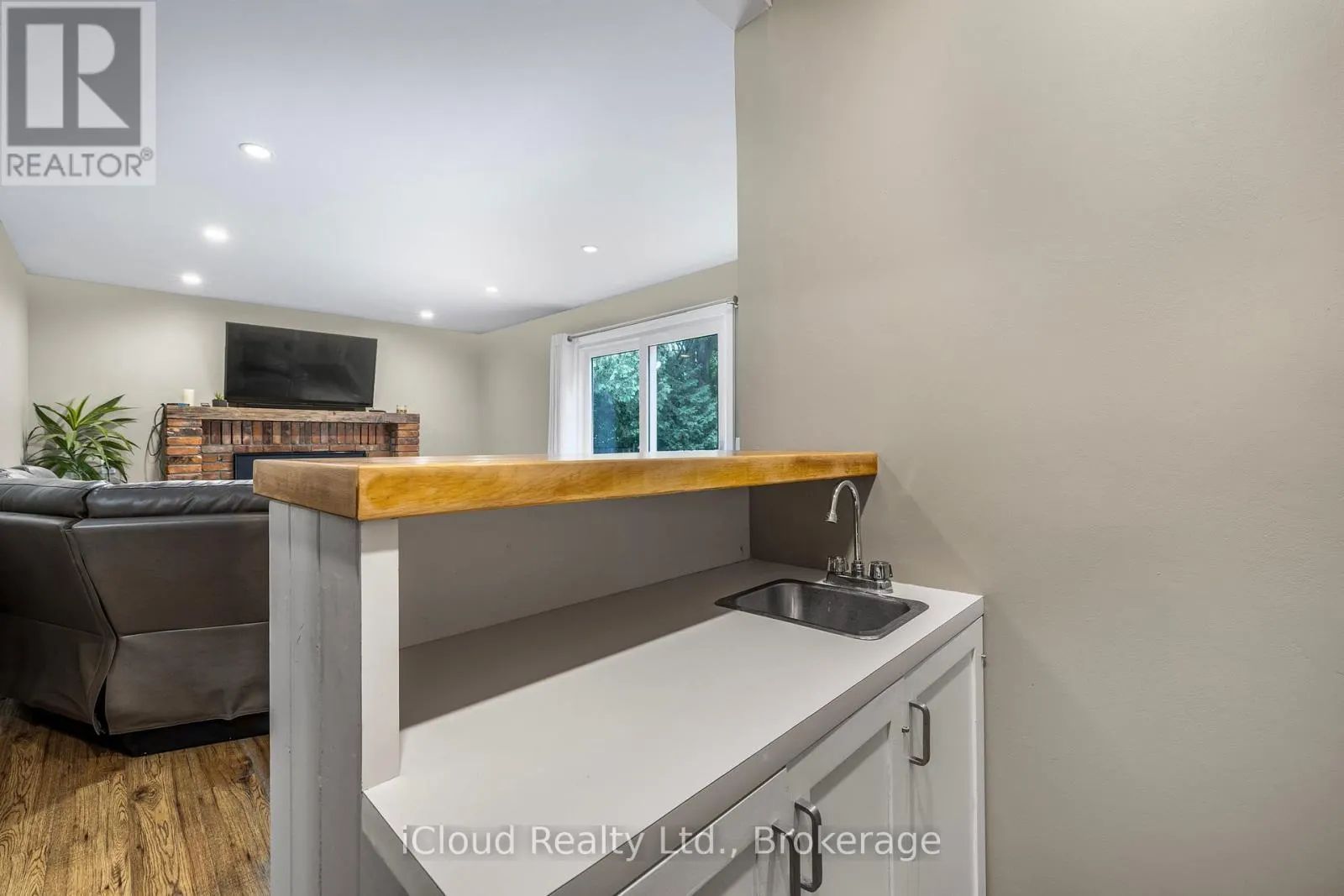 8 GLENFOREST STREET