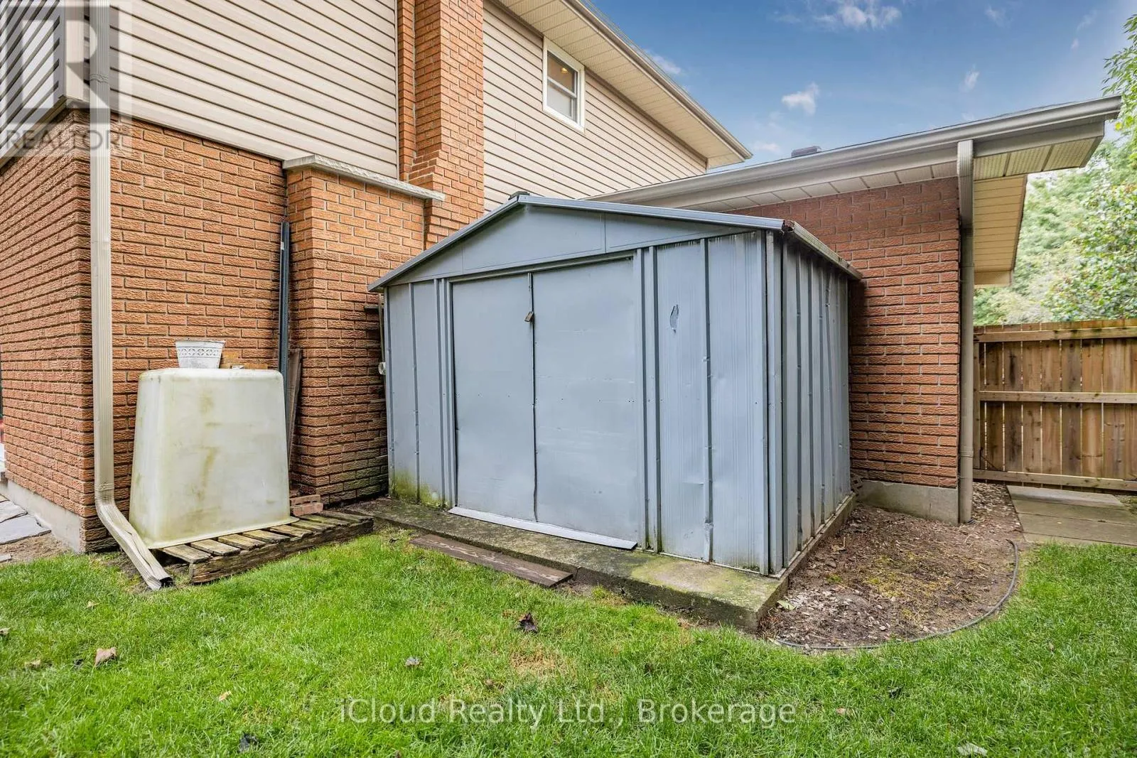 8 GLENFOREST STREET